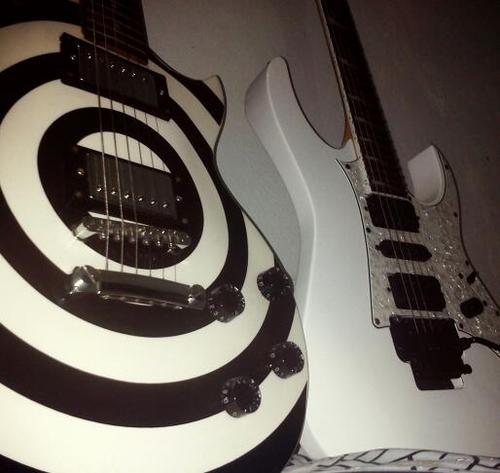 Banda de rock que toca cualquier genero, siguenos y enterate de lo que hacemos a diario hay #FollowBack!!! :D