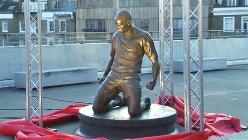 Also, I am a statue of Thierry Henry. Found celebrating outside the Arsenal stadium. #AFC #AFCW