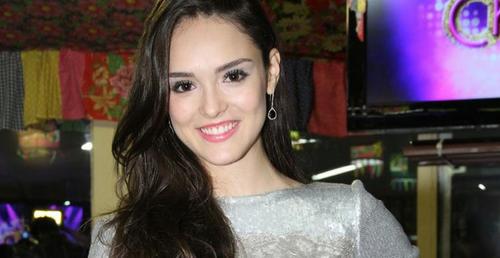 Sou uma Menininha que tem o seu Diario é Cantora Participa de um Trio Das Empreguet ' Sou Alegre Simpática e um pouco queta RSRS' e Cheia de Charme s2 * :)