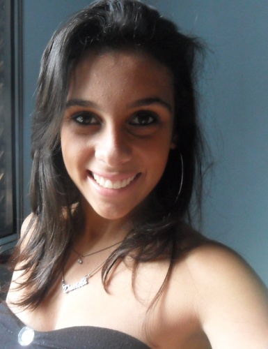 Estudante, Geminiana, 18 anos, Blogueira, amante de fotografia, leitura, escrita, que adora uma boa música eletrônica. E uma futura visitante em Paris. =)