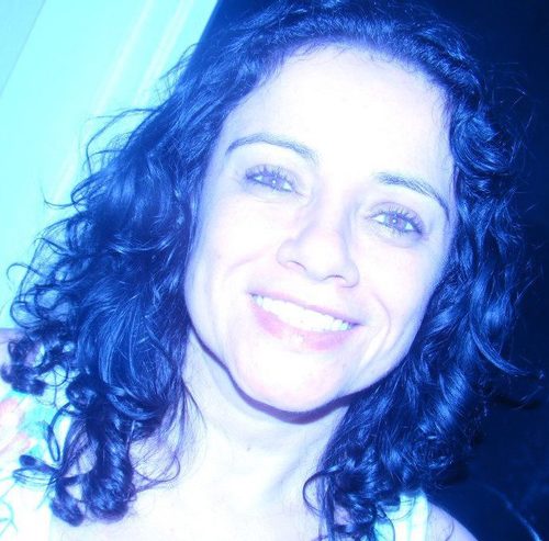 Falar de mim é fácil, difícil é ser como eu sou, mas o que posso dizer é que nada na vida acontece por acaso!!
Uma mulher muito feliz, realizada e apaixonada!!