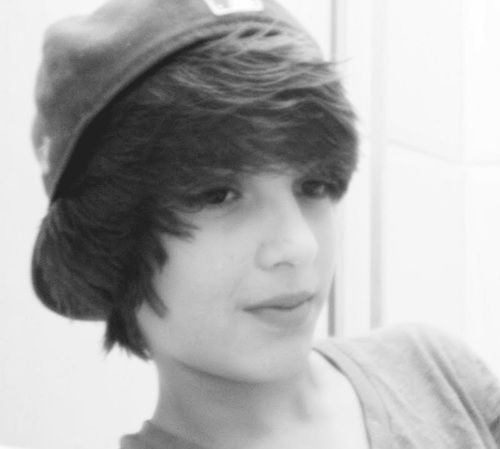 14 anos , Irritante,Fofo, ciumento , amigo , companheiro ,  sou só da @Alana_Signor ♥ u.u quer saber mais ? segue ai , quem sabe eu te conto ;)