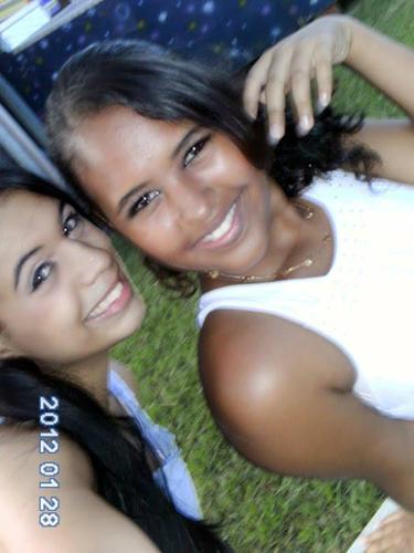 •　　Sou apenas , Uma Menina com sonhos . Ama a vida , Sua familia , E A Maquiagem '