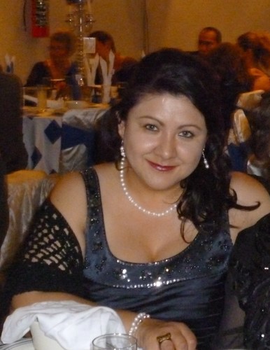 Ser profundamente amado te da fuerzas, mientras que amar profundamente a alguien te da coraje.
