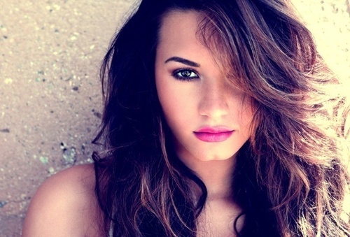 Amo preto, roxo, amigos, familia... 
Demi Lovato, Justin Bieber, s2  tds... 
Melhor amiga: @DemiMinhademi
Sem querer copiar sua Bio, kk'