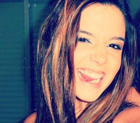 Fui brincar com a Giovanna de quem era mais linda, só que ela levou a brincadeira á sério demais. :)
 Criado: 30/06/2012