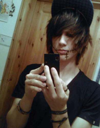 Haii, I'm Mattie :3 I like cupcakes and cuddling. Mhm. Let's have a movie night, yes? 17/gay/Single - change that?
