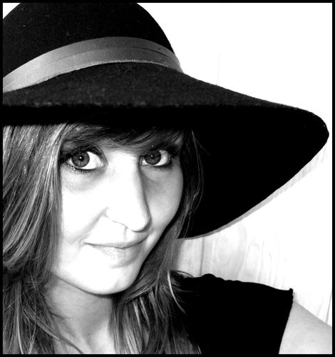 Passionnée de make up, produits soin et beaute, bijoux et mode.
contact: mabulledebeaute@aol.com