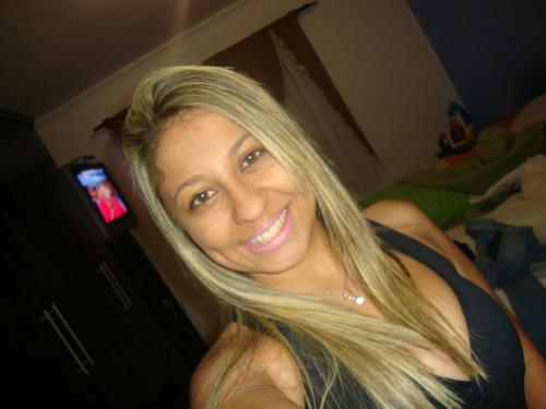 19 anos, a caçulla de três irmãs, Feliiz, amo dançar um pagodãO,  Ousada*Meiiga*Cariinhosa, adorO há Deus porque afiinal de contas ... elle é comiigo ! =D