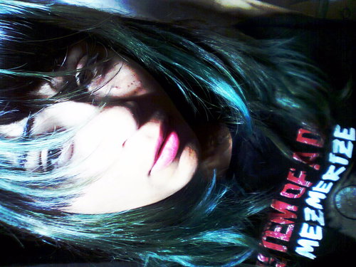 Ajoelhe-se aos meus pés, esfregue sua testa contra o chão e me adore por toda a eternidade. **: