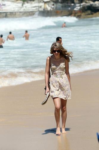 Taylor Alison Swift
I was born on December 13, 1989 
I was born in Pennsylvania, U.S.