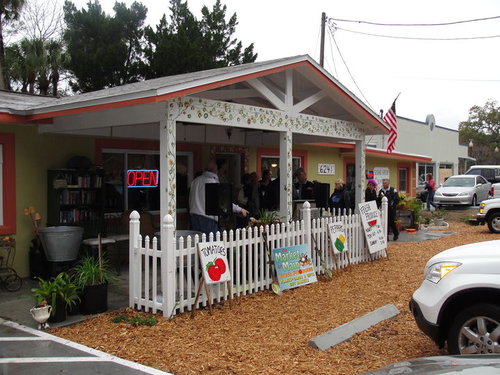 6241 Lincoln Street - New Port Richey, FL - Fresh produce, homemade ice cream, light lunches and dinners. Just off Main Street.