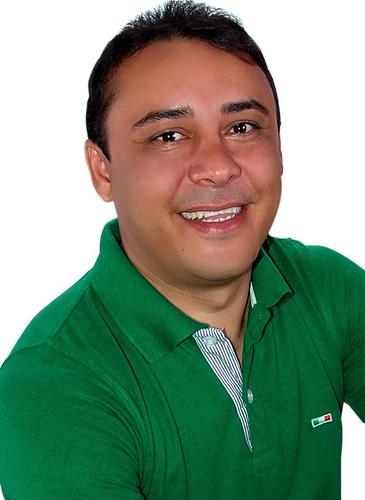 Adriano de Souza Santiago, mais conhecido como Adriano Gesso. Design em decoração em gesso e candidato a vereador  vote 19 333