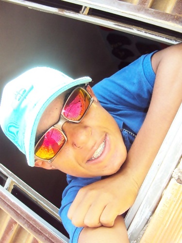 Cleiton Santos Oliveira  ,  apenas 14 aninhos ; )   , soLteiro como sempre  , sou simples e humiLde  !  que saber mais então me segue ; P