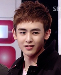 ทุกคน กราบ(?) ผมนิชคุณจาก 2pm ผมหล่อ เกรียนอย่างไม่น่าให้อภัย ' ' น่าฟัด(?) หื่นมาก แล้วจะรู้ว่าผมมันขันเทพ 555  สุดท้ายคือ ผมหล่อ จบ!!! ฝาก (RT) 26/04/55