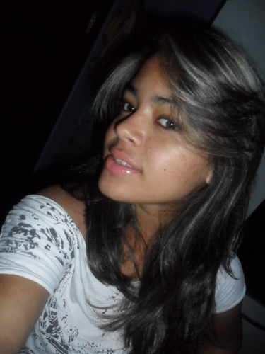 ''Vou sorrir mesmo triste. Vou me levantar mesmo após cair. Sempre fui assim, feliz, persistente e acima de tudo forte.''