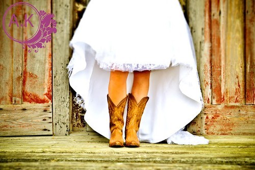 Bitches ain't shit and they ain't sayin nothing!
Brown Hair? Hells yeahh!
Im every cowgirls nightmare&&Every cowboys dream!:) 
Peace, Love,&Alcholol!
