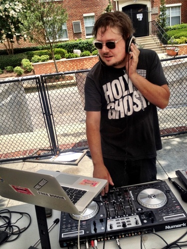 Failed DJ, I now work a day job...
http://t.co/dTNNmrvlKT
http://t.co/F6QNZ6pJE2