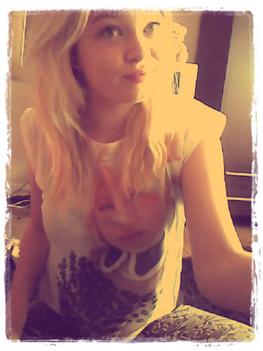 my name is courtney,
and i loooooove pixie lott 29/11/10 xxxxxx