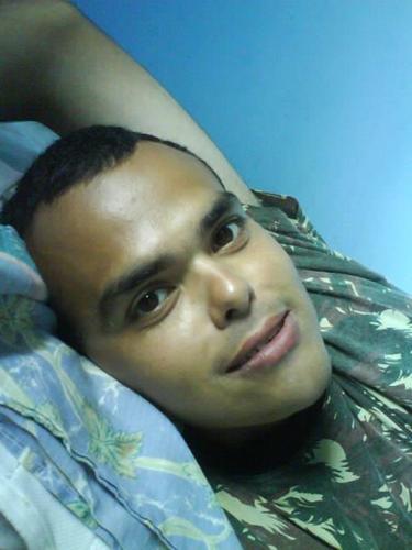 Sou um rapaz de bem com a vida, gosto de fazer as coisas certas, não suporto coisas erradas. Mas sou amigo, companheiro e sincero