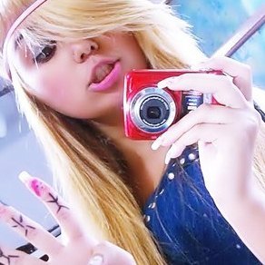 A menina que usava o all star
tradicionall e uma bermuda brega,
mais que hoje solta seus cabelos e
desfila pra causar inveja. :)  follow ?