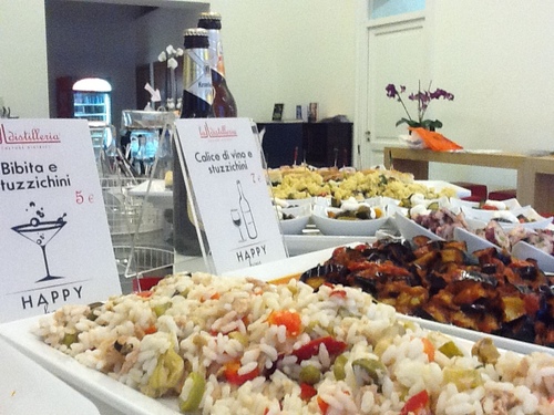Un polo culturale con un Caffè Letterario,la Feltrinelli point, il ristorante, Wine Tasting, Food experience, Scuola di Cucina, Kinder lab, Salotto in Piazza.