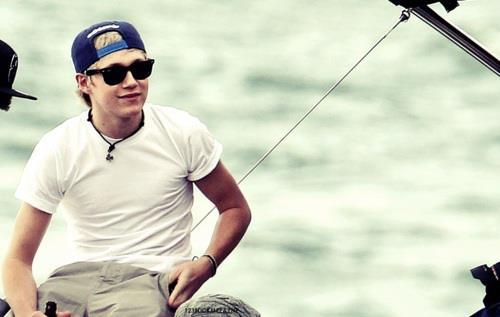 I'm a directioner and peacer ♥
love @onedirection , @DaniellePeazer and @niallofficial