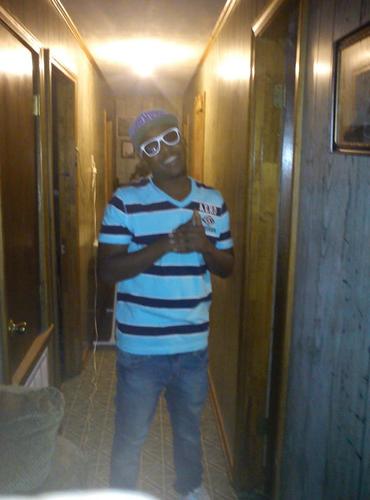 im Malcolm Kinney real cool young nigga lik 2 hav fun n chill n get fuck up dat all