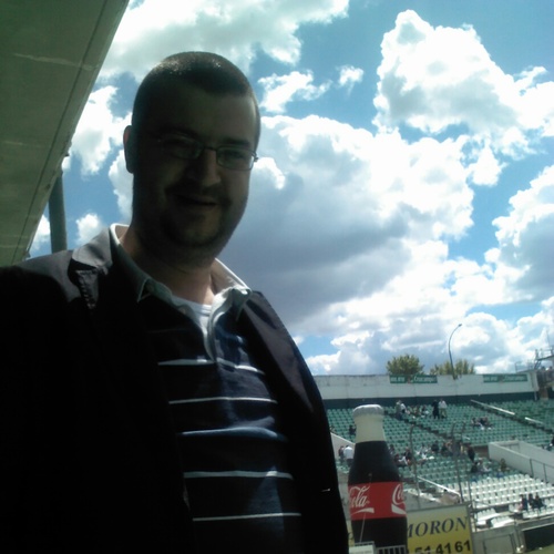 De Palma Del Río, admirador del fútbol base formativo. Trabajador de Federación Andaluza de Automovilismo.