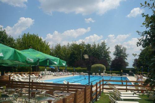 Una piccola isola di relax a pochi km dal centro di Bologna in cui trascorrere serenamente il tempo libero e divertirsi con aperitivi e serate in piscina.
