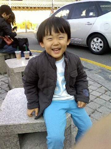 kijaeil's profile picture. 공무원인지 양아치인지 영업직인지 나도 가끔 헷갈림. 법규에 명시적으로 안된다는 규정이 없으면 되는 쪽으로 생각하자 주의. 그래서 상관들은 조직인으로써는 좀 많이 아쉽다고 하는 것 같음. 꿈은 자활사업계의 소셜디자이너?