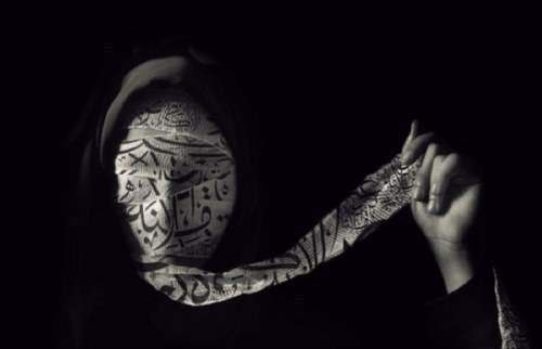 ‏‏هذي الحياة سأحياها على أملٍ ألّا أغـادرها من غيـر ما أثرِ حتى و لو ضحكةً في وجهِ مكتئبٍ حتى و لو معطفًا يحمي من المطرِ
