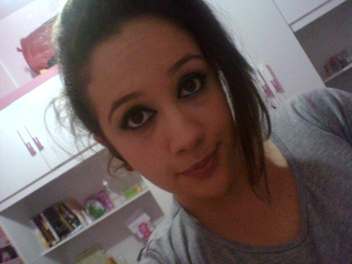 Sou a brisa que toca teu rosto, sou o ar que cerca teu ser, sou um doce sonho em noites de inverno e posso me tornar pesadelo ao amanhecer.