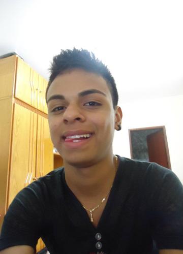 Enquanto uns buscam o sentido da vida.
Eu vou vivendo ela...