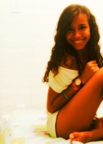 Tenho ciúmes de frases, de olhares, de conversas, tudo que não for comigo. Na minha cabeça tudo é ameaça pra tirar você de mim  !   .̲Ļǖcặặs.̲Ļǐﭘimā ՏՁ