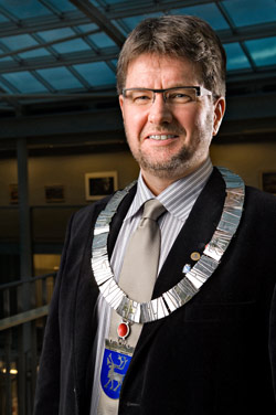 Ordfører i Tromsø Kommune 2007-2011. Utdannet ingeniør og jobbet i Troms Kraft fra 1979 - 2005, da jeg ble heltidspolitiker i Tromsø Kommune.