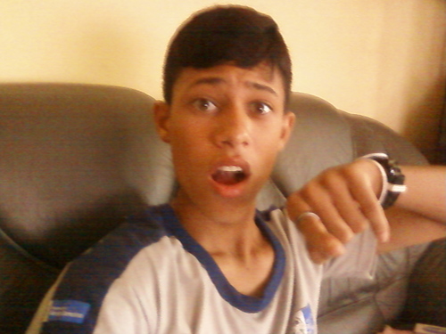 SOU MERENO DE OLHOS CLAROS  E MUITO  MODESTO