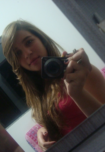 '-' Fortees sãao aqeles q tem motivos pra chorar todos os dias, mas mesmo assim colocam um sorriso no rosto e fingem estar bem. ):