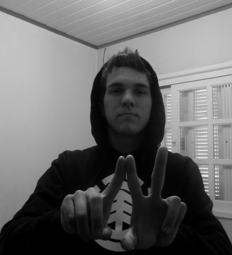 Bebo porque sou egocêntrico. Gosto quando o mundo gira ao meu redor !