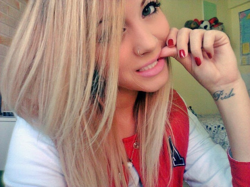 Vai doer,Vai demorar,Vai te destruir,Mas algum dia vai passar! Dê #RETWEET & #FAVORITE nas frases que gostar. Dona: @PoxaCiinthiia !