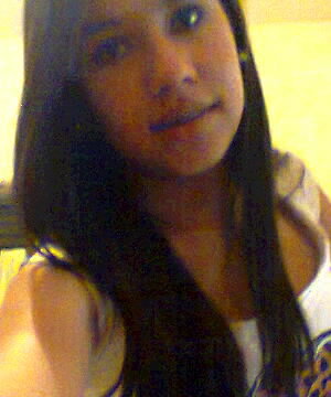A garottinha imperfeitta, aqeela qeê chora de dor, aqeela qeê já sofreu poor amor, aqeela que sabe se arrepender ..