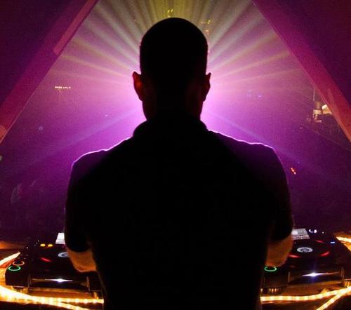 Head Chef @elliotscafe / House and techno producer & DJ working with Frequenza Records, Death Proof Recordings and Lowering The Tone.