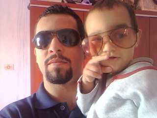 Sou divertido e bem humorado....Perco o amigo mais não perco a piada....