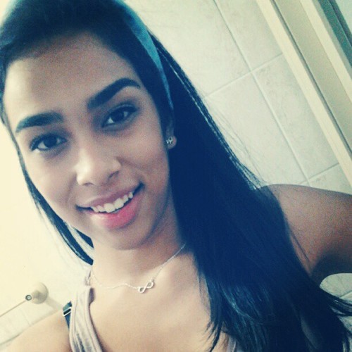 15 anos, escorpiana, são paulina, tímida, ciumenta, e divertida. Apaixonada por musica, foto, amigos, pll e sonhos. Segue *-*