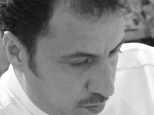 مأخوذ انا بالاسئلة 
أقف في المنتصف 
بين النور والعتمة 
آلاعب الظلال
اقلب الأفكار والآراء
كما لو أنها يقين!
‏‏  (بعضي في المفضلة )