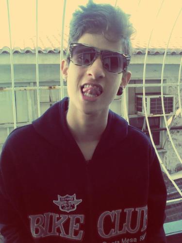 Antipatico , anti-social , idiota , feio , bipolar e uma dica : não gotem do @israel_lopes1 .
'