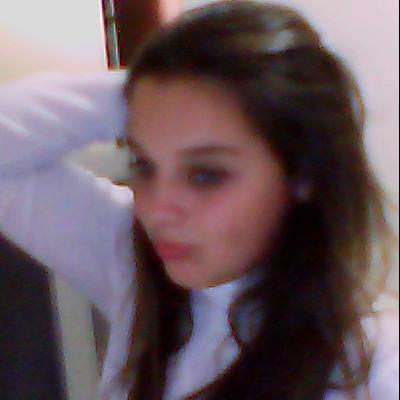 Teimosa, divertida, brava e um pouco chata mais que sempre sabe oq qr, para mim apenas uma pequena menina tentando apenas ser feliz *-*