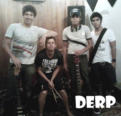 Aloha - Vocal e Guitarra : @Ikaro182 , Vocal e Guitarra : @TavaresDERP , Baixo: Luã Péthian , Bateria: @Binho_Derp