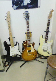 アリの研究をしています。音楽何でも好きです。ギターに関してはプレイヤーというよりはコレクターです。宮地楽器でベースの個人レッスン受けてましたが、一年間休学して退学に。教職員バンドでは、マラカスも担当してます。釣りも好きです。特に渓流釣り。読書も仕事柄好きなんでしょう？