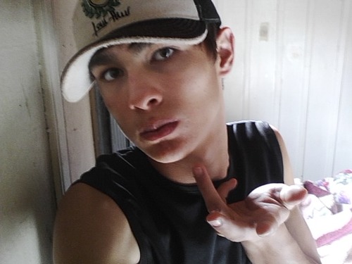 #FS,ando de skate ,tenho 16 anos,Rap nas artérias,e adoro mulheres #fato ,quer saber mais ?! #Fallow-me ,novo video http://t.co/u8NiLLnuLQ